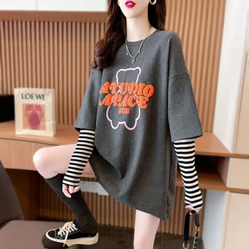 Модная полосатая сращенная поддельная футболка с письмом из двух частей Женская одежда 2023 Осень Новые корейские пуловеры Свободная повседневная футболка
